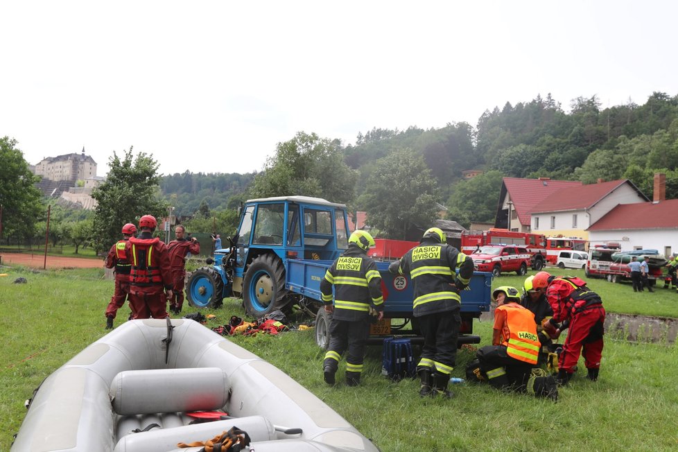 Neštěstí na řece Sázavě. Překlopil se raft s vodáky, byly na něm i děti.