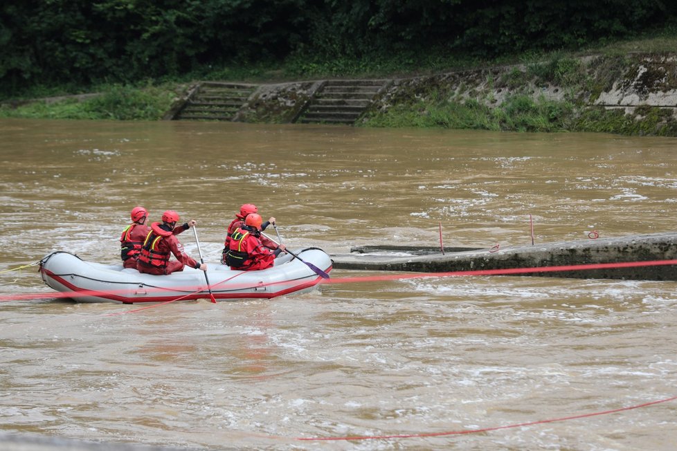 Neštěstí na řece Sázavě. Překlopil se raft s vodáky, byly na něm i děti.