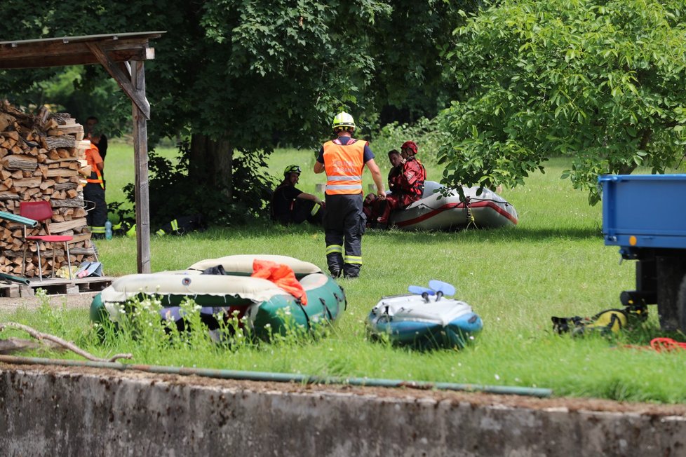 Neštěstí na řece Sázavě. Překlopil se raft s vodáky, byly na něm i děti.