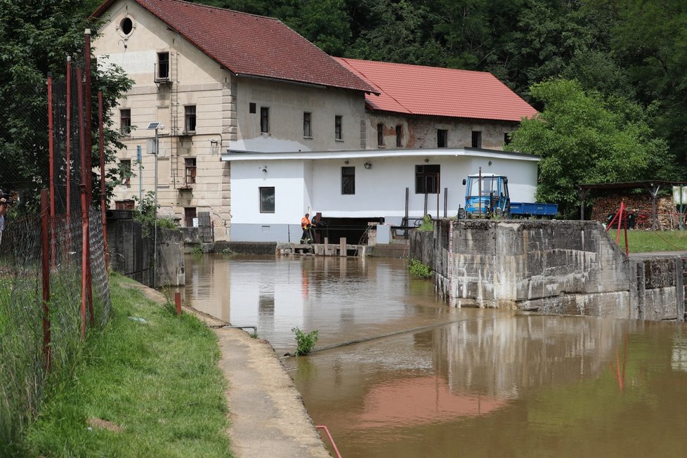 Neštěstí na řece Sázavě. Překlopil se raft s vodáky, byly na něm i děti.