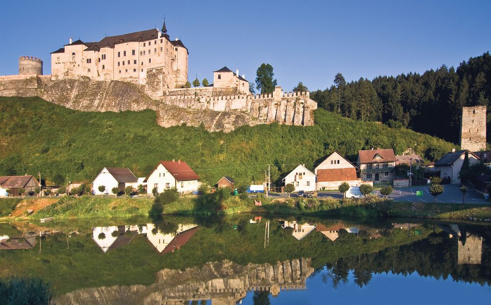 14. Hrad a zámek Český Šternberk - Mohutný hrad ze 13. století doplněný v 18. století o barokní dolní zámek byl v roce 1467 obléhán a dobyt vojsky krále Jiřího z Poděbrad. Otevřeno: duben a říjen: víkendy, svátky 9-17 květen a září: út-ne 9-17 červen-srpen: út-ne 9-18 Vstupné: dospělí 100 Kč, děti 50 Kč Tel.: 317 855 101