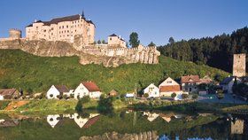 14. Hrad a zámek Český Šternberk - Mohutný hrad ze 13. století doplněný v 18. století o barokní dolní zámek byl v roce 1467 obléhán a dobyt vojsky krále Jiřího z Poděbrad. Otevřeno: duben a říjen: víkendy, svátky 9-17 květen a září: út-ne 9-17 červen-srpen: út-ne 9-18 Vstupné: dospělí 100 Kč, děti 50 Kč Tel.: 317 855 101