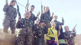 Češky Lenka Klicperová a Markéta Kutilová mezi asyrskými křesťankami-bojovnicemi proti ISIS