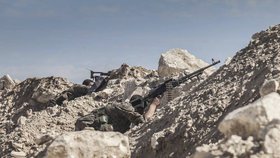 Ze syrské fronty: Vojáci SDF kryjící se před palbou ISIS