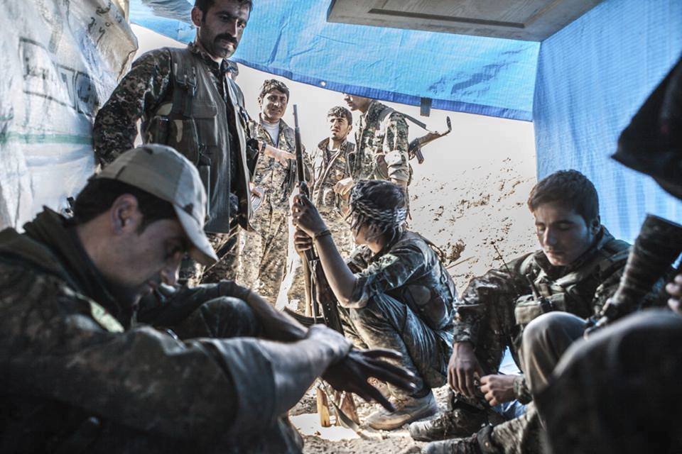 Ze syrské fronty: V krytu mezi bojovníky SDF