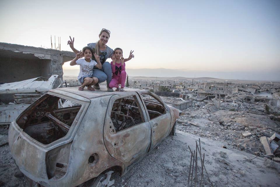 Češky v syrském Kobani: Véčka se stala gestem pro kurdské vítězství nad džihádisty.