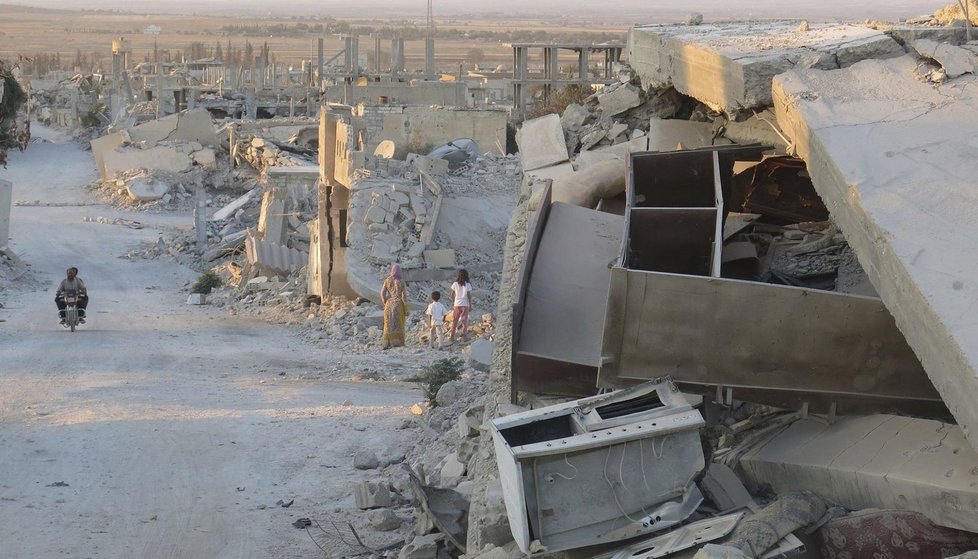 Češky navštívily zničené syrské Kobani, kam se opět vrací lidé a budují město znovu.
