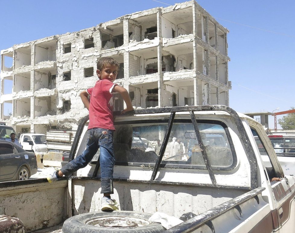 Češky navštívily zničené syrské Kobani, kam se opět vrací lidé a budují město znovu.