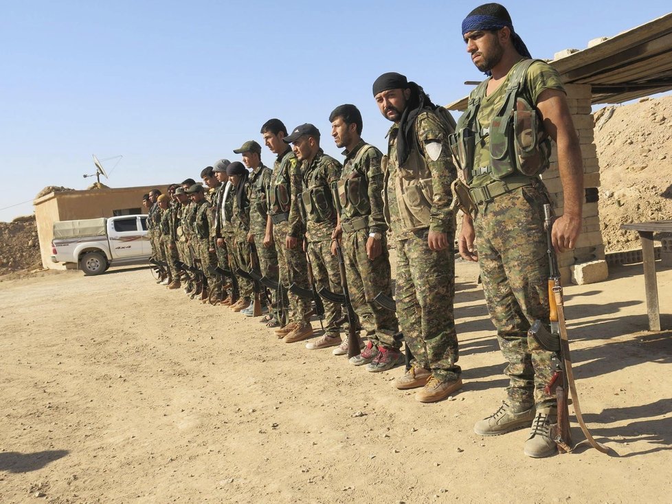 Češky v Sýrii: Kurdské milice YPG používají guerillové techniky boje, jejich vybavení je mnohem horší než teroristů z IS.