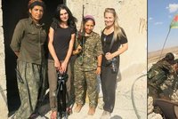 Češky s bojovnicemi proti ISIS. A ve vesnici, kde ve spánku zemřely desítky žen a dětí