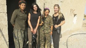 Češky v Sýrii navštívily kurdské bojovníky proti ISIS. Proti džihádistům přitom válčí i ženy.