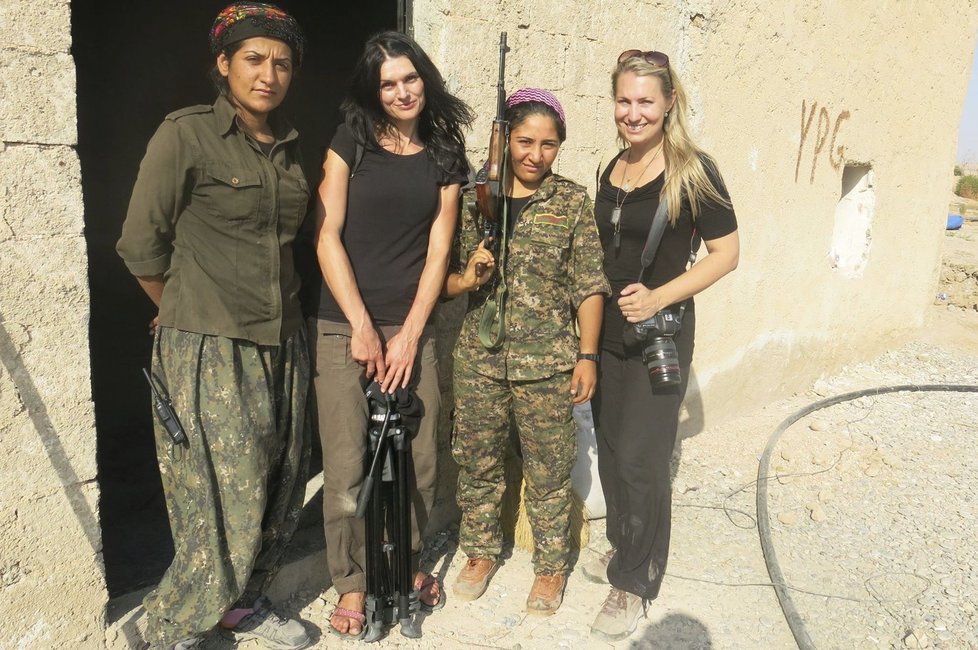 Češky v Sýrii navštívily kurdské bojovníky proti ISIS. Proti džihádistům přitom válčí i ženy