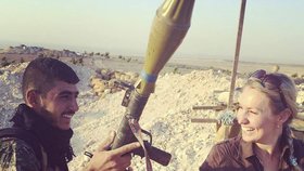 Češka Lenka Klicperová s kurdským bojovníkem YPG: Potěžkala si zbraň RPG