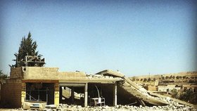 "Vesnice v Sýrii, zničená koaličními nálety. Ještě před třemi měsíci tu všude byli radikálové z IS," popisuje Klicperová.