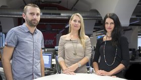 Novinářky Lenka Klicperová (uprostřed) a Markéta Kutilová (vpravo) s redaktorem Blesk.cz