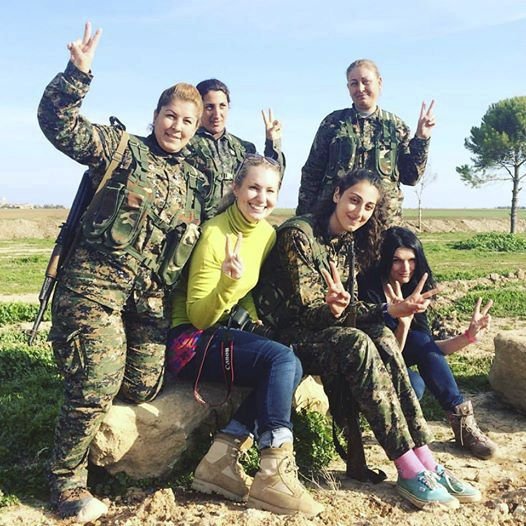 Češky Lenka Klicperová a Markéta Kutilová mezi asyrskými křesťankami-bojovnicemi proti ISIS