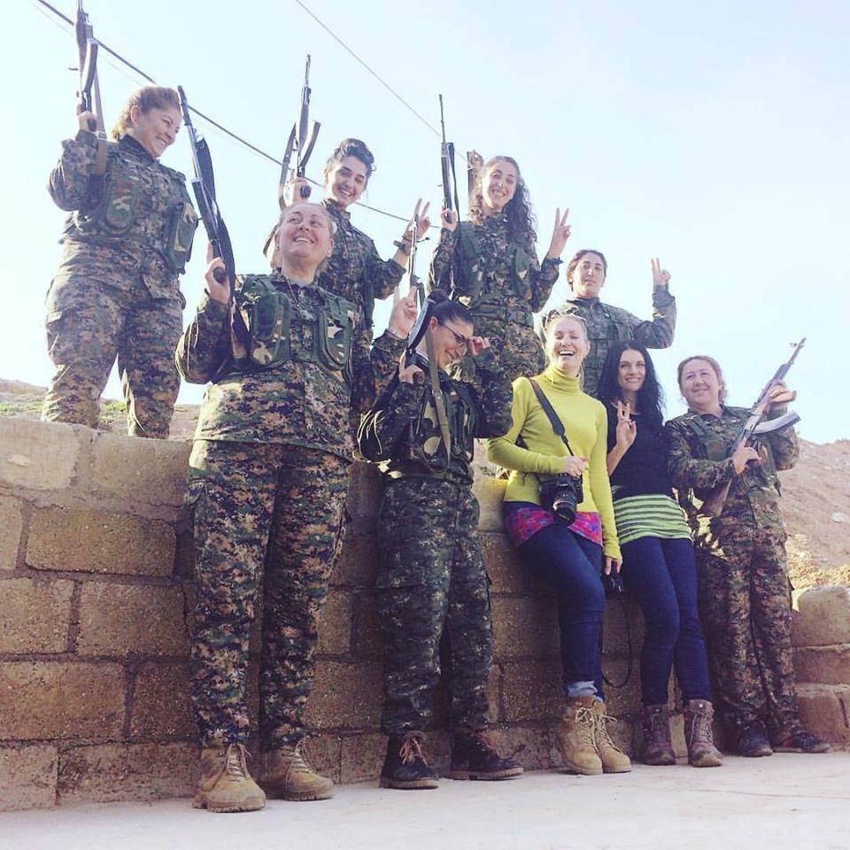 Češky Lenka Klicperová a Markéta Kutilová na severu Sýrie během bojů Kurdů s ISIS