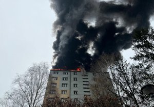 V Českém Těšíně hoří panelák, hasiči evakuovali 33 lidí, minimálně šest se zranilo.
