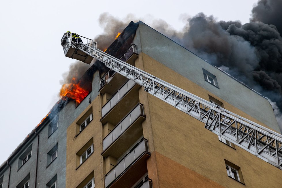 V Českém Těšíně hoří panelák, hasiči evakuovali 33 lidí, minimálně šest se zranilo.