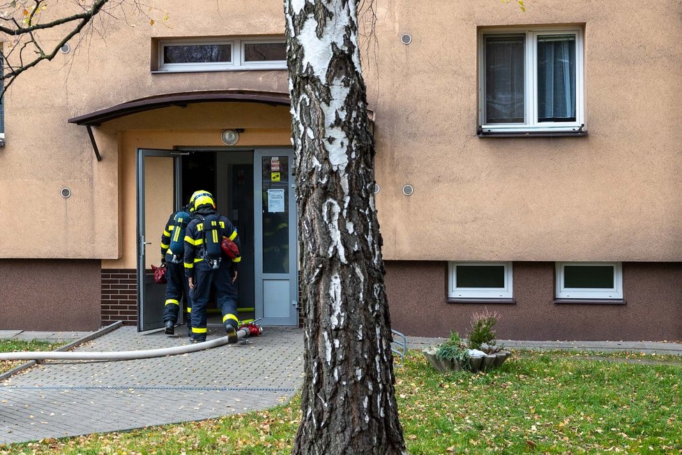 V Českém Těšíně hoří panelák, hasiči evakuovali 33 lidí, minimálně šest se zranilo.