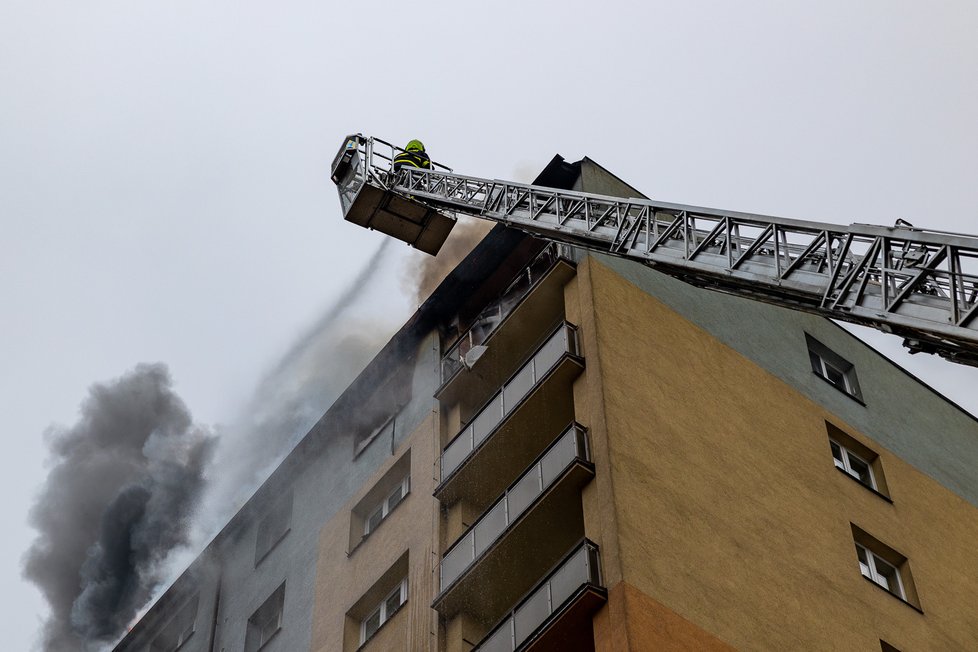 V Českém Těšíně hoří panelák, hasiči evakuovali 33 lidí, minimálně šest se zranilo.