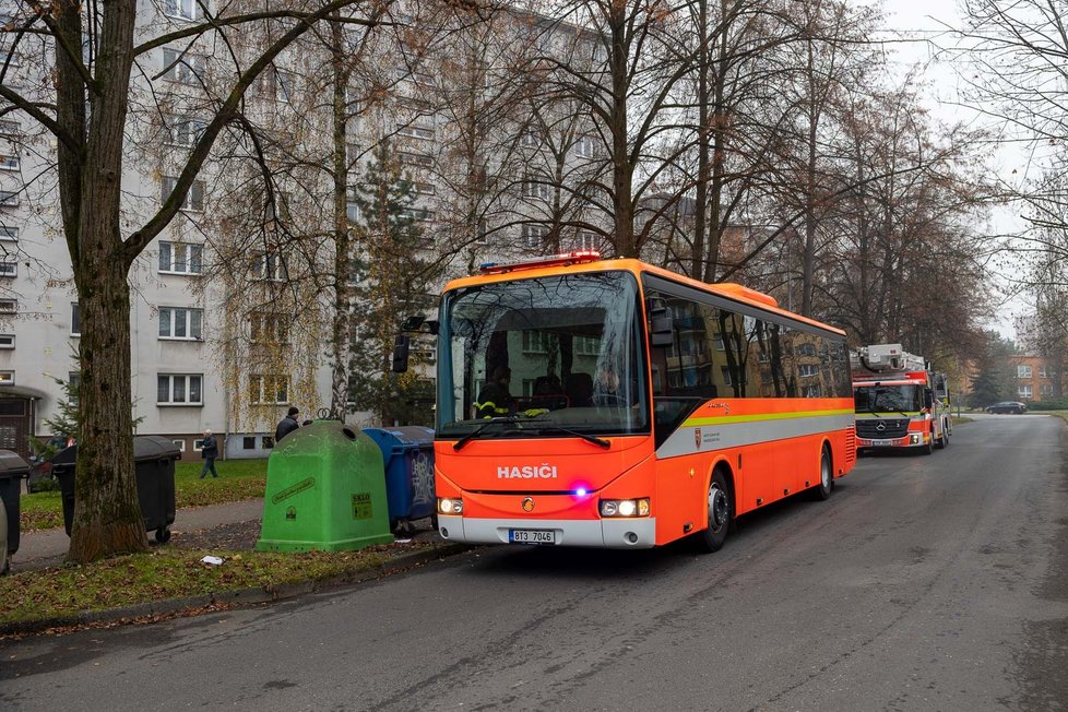 V Českém Těšíně hoří panelák, hasiči evakuovali 33 lidí, minimálně šest se zranilo.