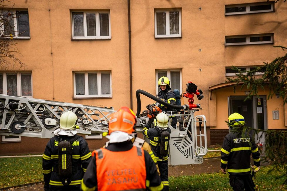 V Českém Těšíně hoří panelák, hasiči evakuovali 33 lidí, minimálně šest se zranilo.