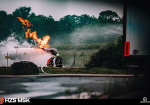 Hasiči kontrolují požár plynu, který uniká z obřích nádrží na benzínce v Českém Těšíně.