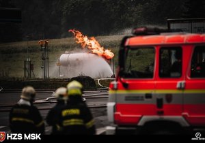 Hasiči kontrolují požár plynu, který uniká z obřích nádrží na benzínce v Českém Těšíně.