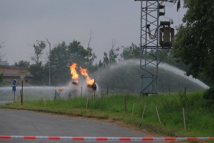 Hasiči kontrolují požár plynu, který uniká z obřích nádrží na benzínce v Českém Těšíně.
