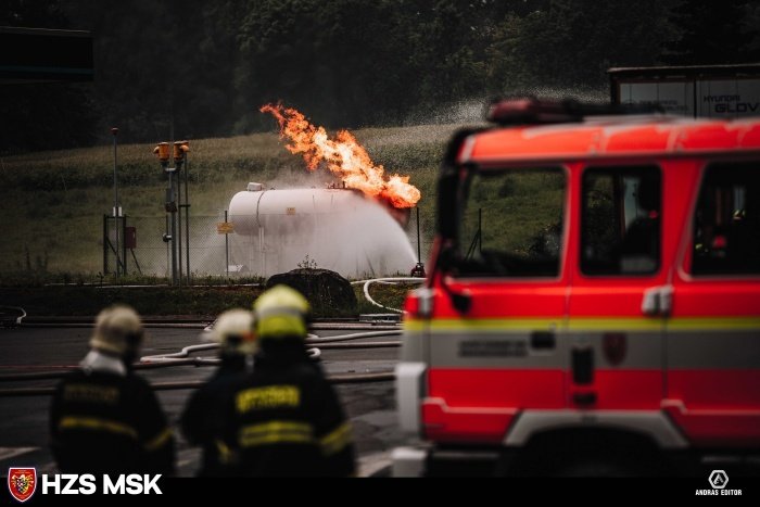 Hasiči kontrolují požár plynu, který uniká z obřích nádrží na benzínce v Českém Těšíně.