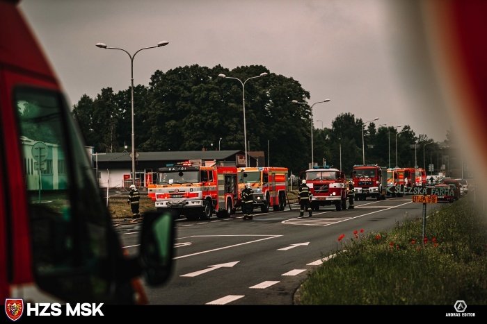 Hasiči kontrolují požár plynu, který uniká z obřích nádrží na benzínce v Českém Těšíně.