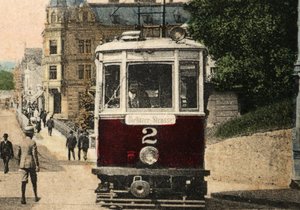 Deset let – v období 1911 až 1921 – spojovala tramvajová trať staré centrum s novou částí Těšína za řekou.