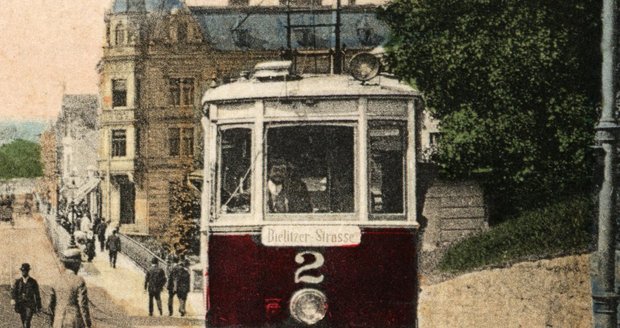 Deset let – v období 1911 až 1921 – spojovala tramvajová trať staré centrum s novou částí Těšína za řekou.