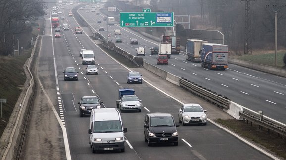 Průměrné stáří aut v Česku za dva roky stouplo o půl roku na 15,5 roku