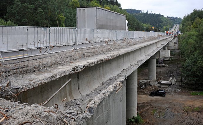 D1 bude o víkendu několikrát uzavřena kvůli instalaci mostních nosníků