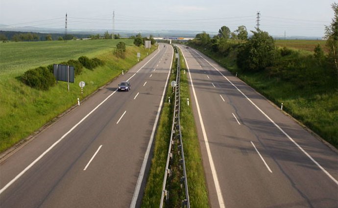 Rychlost na dálnicích se zvyšovat nebude, rozhodla Sněmovna