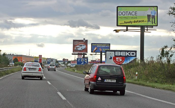 Zákaz billboardů kolem dálnic platí už rok. Stále jich zbývá 700
