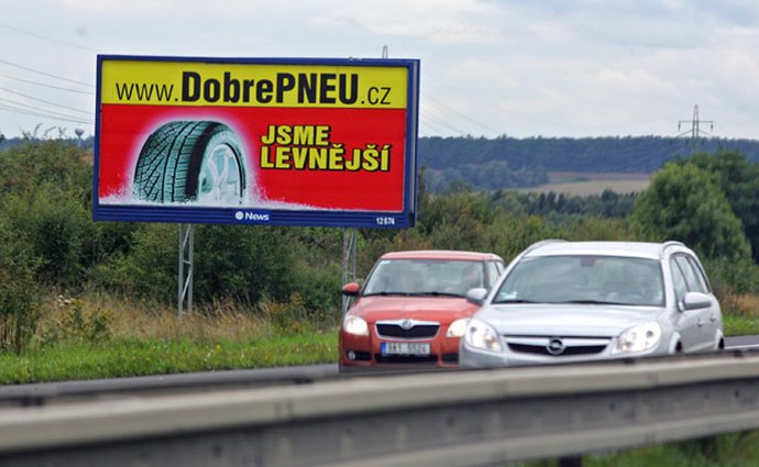 U dálnic a silnic zůstává více než tisícovka nelegálních billboardů