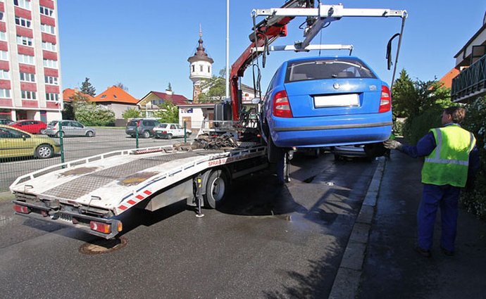 Policii zůstane právo odtahovat auta poslanců, rozhodla Sněmovna