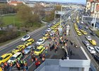 Pražští taxikáři chtějí pomalou jízdou protestovat proti Uberu. Ucpou cestu na letiště