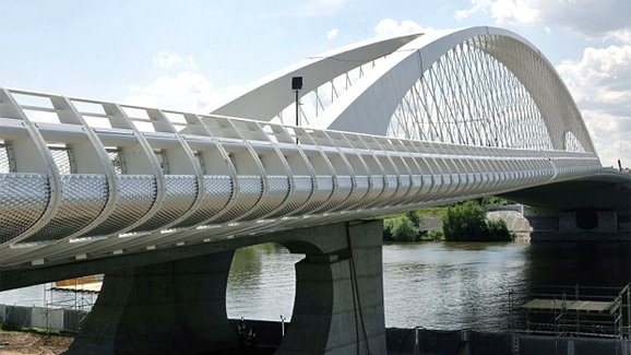 Trojský most v době stavby zcela změnil konstrukci, proto je tak drahý