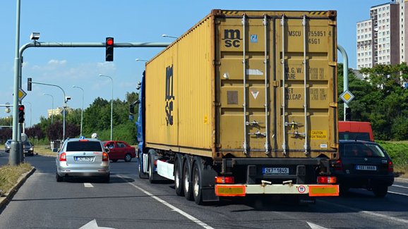 Přetíženým kamionům v Praze pokuty nehrozí, město je zatím bezmocné