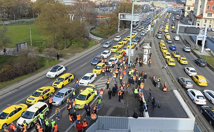 Pražští taxikáři chtějí pomalou jízdou protestovat proti Uberu. Ucpou cestu na letiště