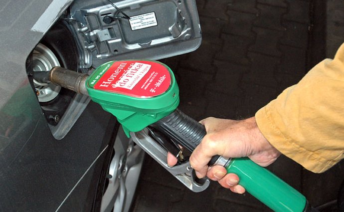 Stát připravuje novou daň, palivo podraží až o 30 haléřů na litr