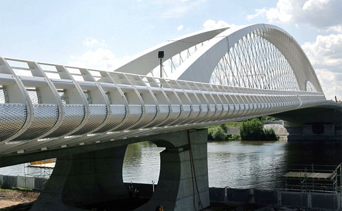 Trojský most v době stavby zcela změnil konstrukci, proto je tak drahý