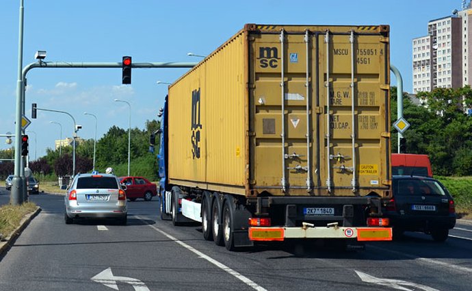 Zákaz vjezdu kamionů do Prahy by mohl platit od roku 2017
