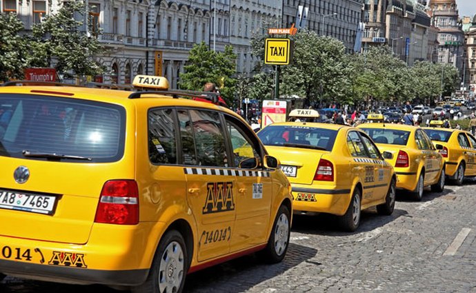 Protest asi 200 taxikářů komplikuje dopravu na pražské magistrále