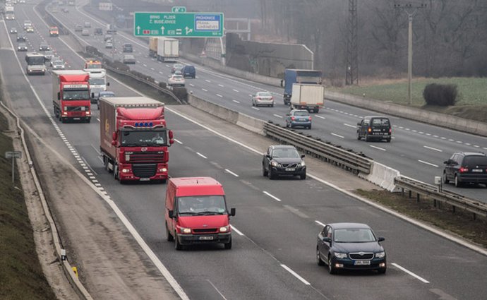 Počet aut na českých silnicích loni stoupl na 5,16 milionu