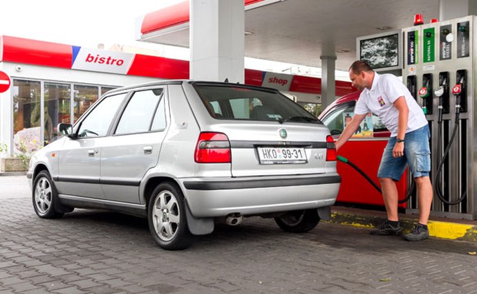 Cena benzinu stagnuje od půlky června, nafta zdražuje jen mírně